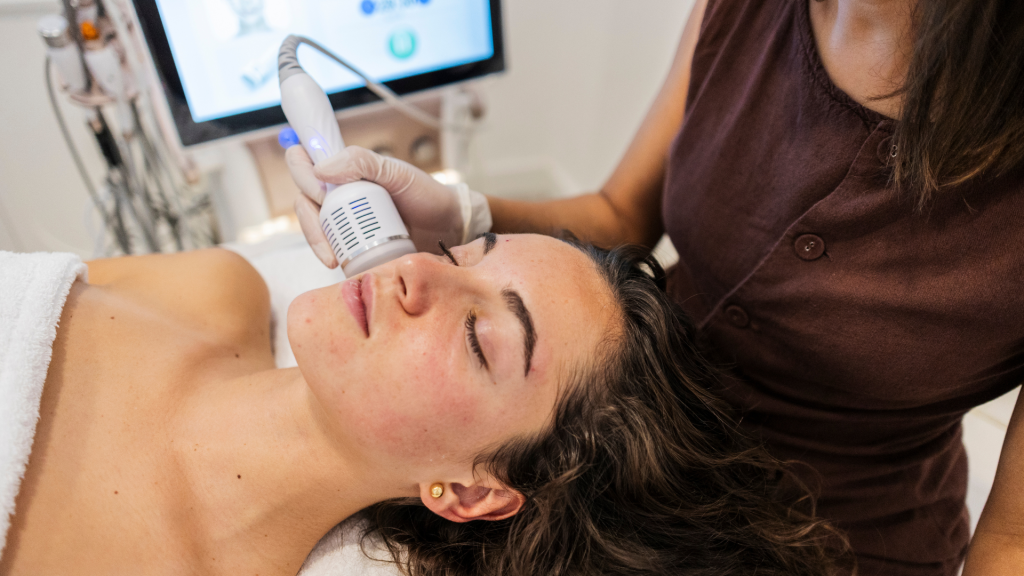 Mujer en sesión de hidrodermoabrasión facial