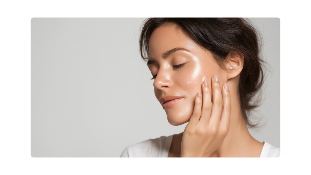 Mujer con piel radiante tras la sesión de hidrodermoabrasión facial