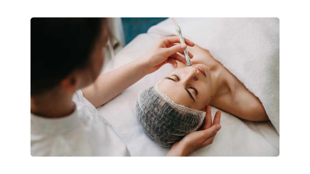 Mujer en sesión de hidrodermoabrasión facial